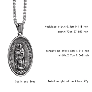 Detalle del colgante ovalado de la Virgen María con dimensiones y material de acero inoxidable