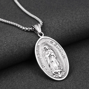 Collar hip hop con colgante ovalado de la Virgen María en acero inoxidable plateado