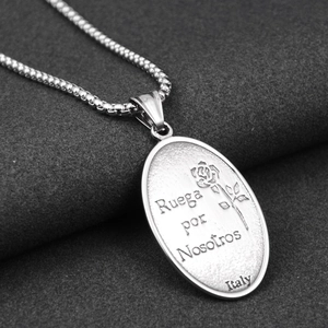 Vista macro de un collar con colgante ovalado de plata y grabado de rosa Ruega por Nosotros