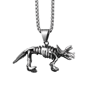 Collier avec pendentif squelette de tricératops en acier au fini rétro gothique