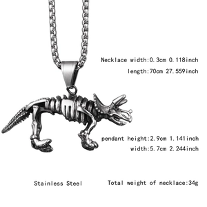 Détail d'un pendentif squelette de tricératops en argent vintage avec dimensions
