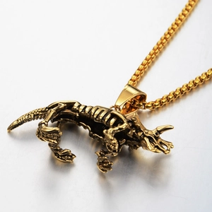 Gros plan détaillé d'un pendentif squelette de tricératops en or vintage sur chaîne