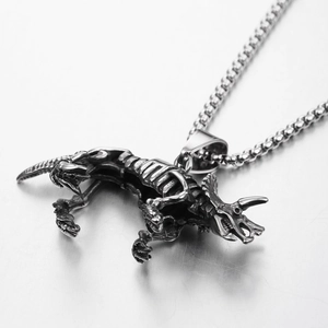 Vue macro d'un pendentif squelette de tricératops en argent vintage texturé