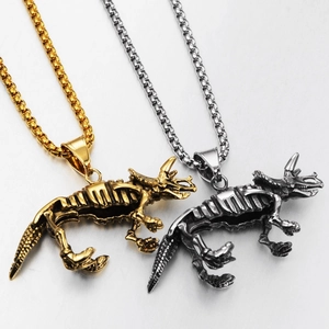 Vue détaillée des pendentifs squelette de tricératops en or et argent avec chaîne