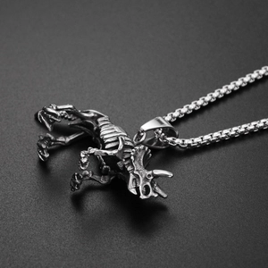 Vue macro d'un pendentif squelette de tricératops en acier titane avec fini rétro