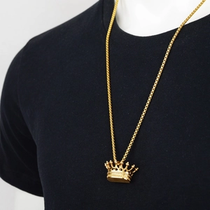 Hip-Hop Goldkrone-Anhänger-Halskette getragen von einem Modell auf schwarzem T-Shirt
