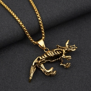 Détail du pendentif squelette de tricératops en or vintage avec chaîne style hip-hop
