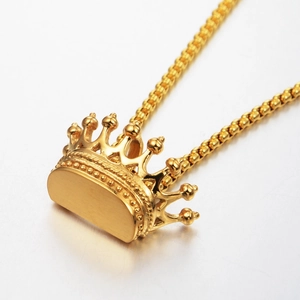 Makroaufnahme des goldenen Kronenanhängers und der quadratischen Gliederkette mit Textur