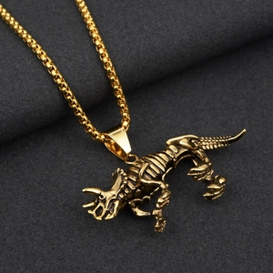 Vue détaillée d'un pendentif squelette de tricératops doré avec détails précis
