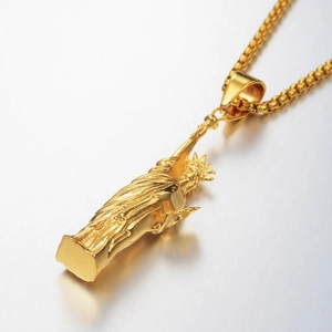 Pendentif Statue de la Liberté doré avec chaîne à billes en acier titane poli