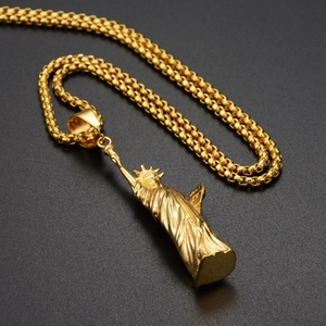 Collier hip hop avec pendentif Statue de la Liberté doré et chaîne box sur fond noir