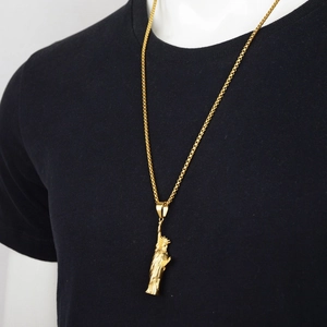 Pendentif Statue de la Liberté doré style hip-hop sur chaîne box avec t-shirt noir