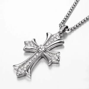 Pendentif croix argenté poli avec strass étincelants sur une chaîne en maille miroir