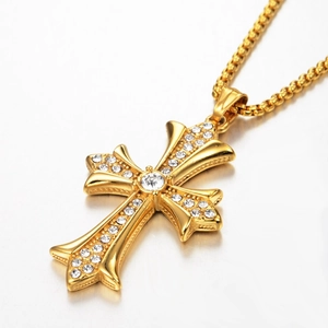 Détail du pendentif croix dorée orné de cristaux de zircone cubique blancs étincelants