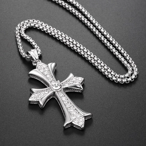 Pendentif croix gothique argentée avec cristaux clairs sur une chaîne box ronde