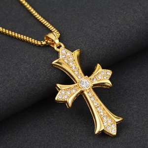 Vue détaillée du pendentif croix hip hop doré avec strass scintillants et chaîne gourmette