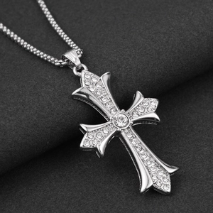 Gros plan d'un collier croix gothique en acier inoxydable serti de cristaux scintillants