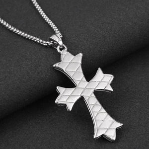 Vue détaillée du pendentif croix hip hop avec motif géométrique et chaîne à mailles carrées