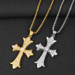 Détail de colliers croix hip-hop or et argent avec cristaux brillants sur chaîne box