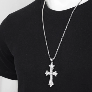 Collier avec pendentif croix gothique en argent orné de cristaux sur une chaîne fine