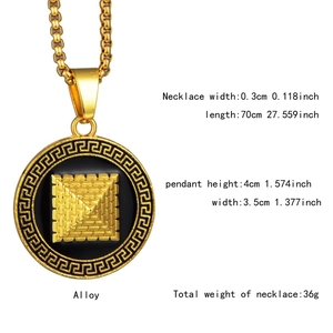 Dettaglio del ciondolo piramide d'oro con motivo a chiave greca su catena box