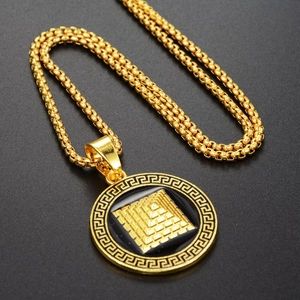 Collana hip hop color oro con pendente a piramide 3D e bordo con motivo a meandro