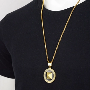 Collana hip-hop dorata con ciondolo a piramide e motivo a meandro greco da uomo