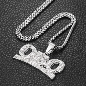 Collana hiphop con ciondolo lettere OBO in argento e strass scintillanti su pelle nera
