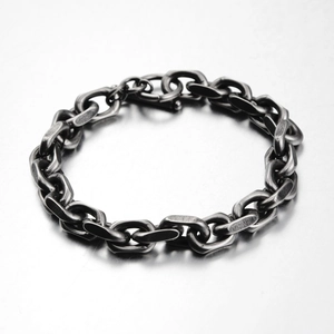 Detail eines Vintage Silber Titanstahl Kettenarmbands mit rustikal gebürstetem Finish