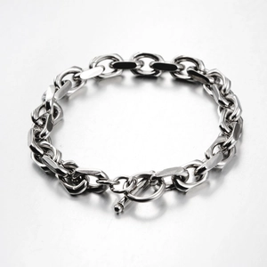 Detail eines silbernen Titanstahl-Hiphop-Kettenarmbands mit klobigem OT-Verschluss