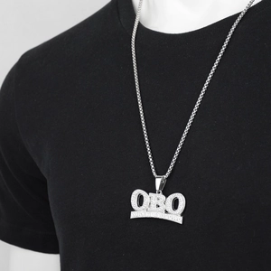 Collana hip hop argentata con ciondolo a lettere OBO e cristalli con catena a maglie quadrate