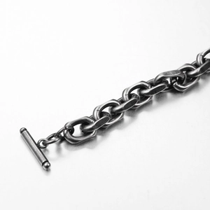 Detailansicht eines Titanstahl-Armbands im Industrial-Stil mit groben Gliedern und T-Verschluss