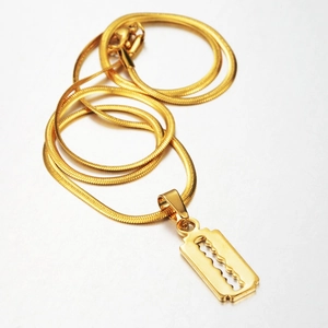 Collana hip hop con ciondolo a lama di rasoio dorata e catena a serpente sottile