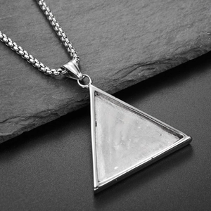 Détail macro du collier triangle pour homme en acier titane avec insert en pierre