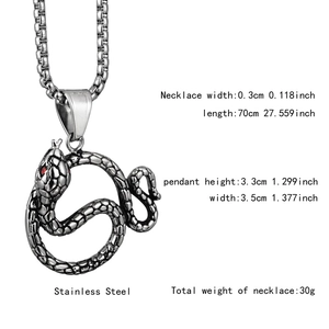 Vue détaillée d'un pendentif serpent en argent avec yeux en gemme rouge et écailles