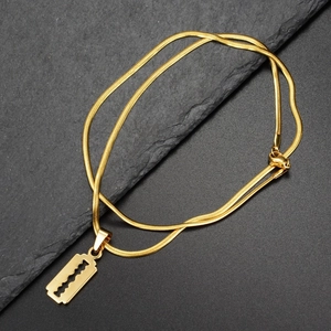 Collana hip hop con ciondolo a lama di rasoio dorata e catena a serpente su base di pietra