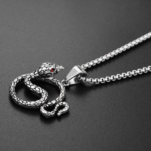 Détail du pendentif serpent montrant la texture des écailles et les yeux rouges