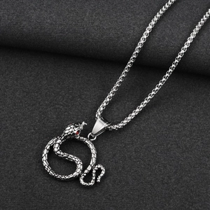 Collier pendentif serpent style hip hop avec yeux rouges en argent antique sur une chaîne