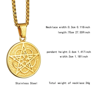 Nahaufnahme der goldenen Edelstahl-Pentagramm-Halskette mit detaillierten Größenangaben