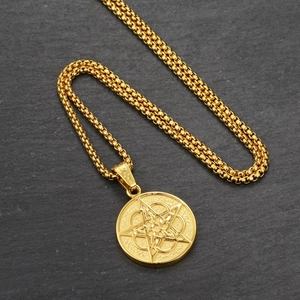 Hip-Hop Goldene Halskette mit Pentagramm-Münzanhänger und dicker Gliederkette auf Stein