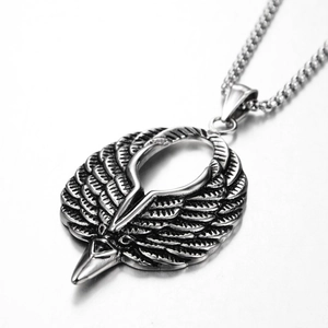 Détail du pendentif ailes d'aigle hip-hop avec finition vintage oxydée et sa chaîne