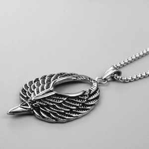 Gros plan du pendentif aile d'aigle vintage avec détails de plumes et chaîne box robuste