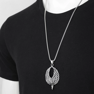 Collier avec pendentif ailes d'aigle en acier titane sur mannequin masculin en t-shirt noir