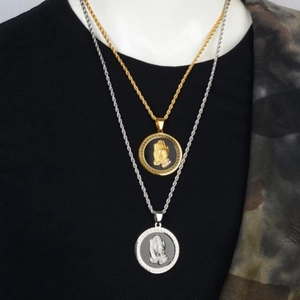 Collana hip hop con ciondolo mani in preghiera color oro e argento con catena a fune