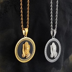 Collana con ciondolo mani in preghiera e bordo a greca in oro e argento