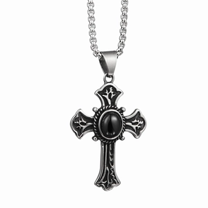Collana con Pendente a Croce Gotica in Acciaio Inossidabile Pietra Nera Intaglio a Rilievo Vintage Hip Hop Streetwear Gioielli Unisex