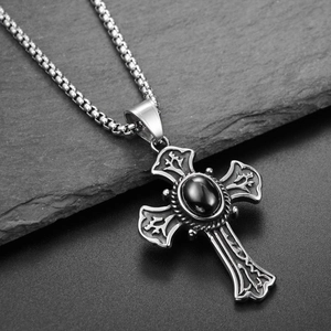 Collana con croce gotica con pietra nera e motivi a rilievo vintage su catena box