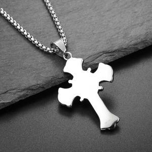 Dettaglio del ciondolo a croce in acciaio inossidabile lucido su collana a catena a sfere