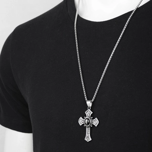Collana con pendente a croce gotica argentata con gemma nera e catena spessa