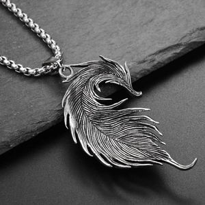 Vue macro d'un pendentif plume rétro en acier titane avec texture vintage détaillée